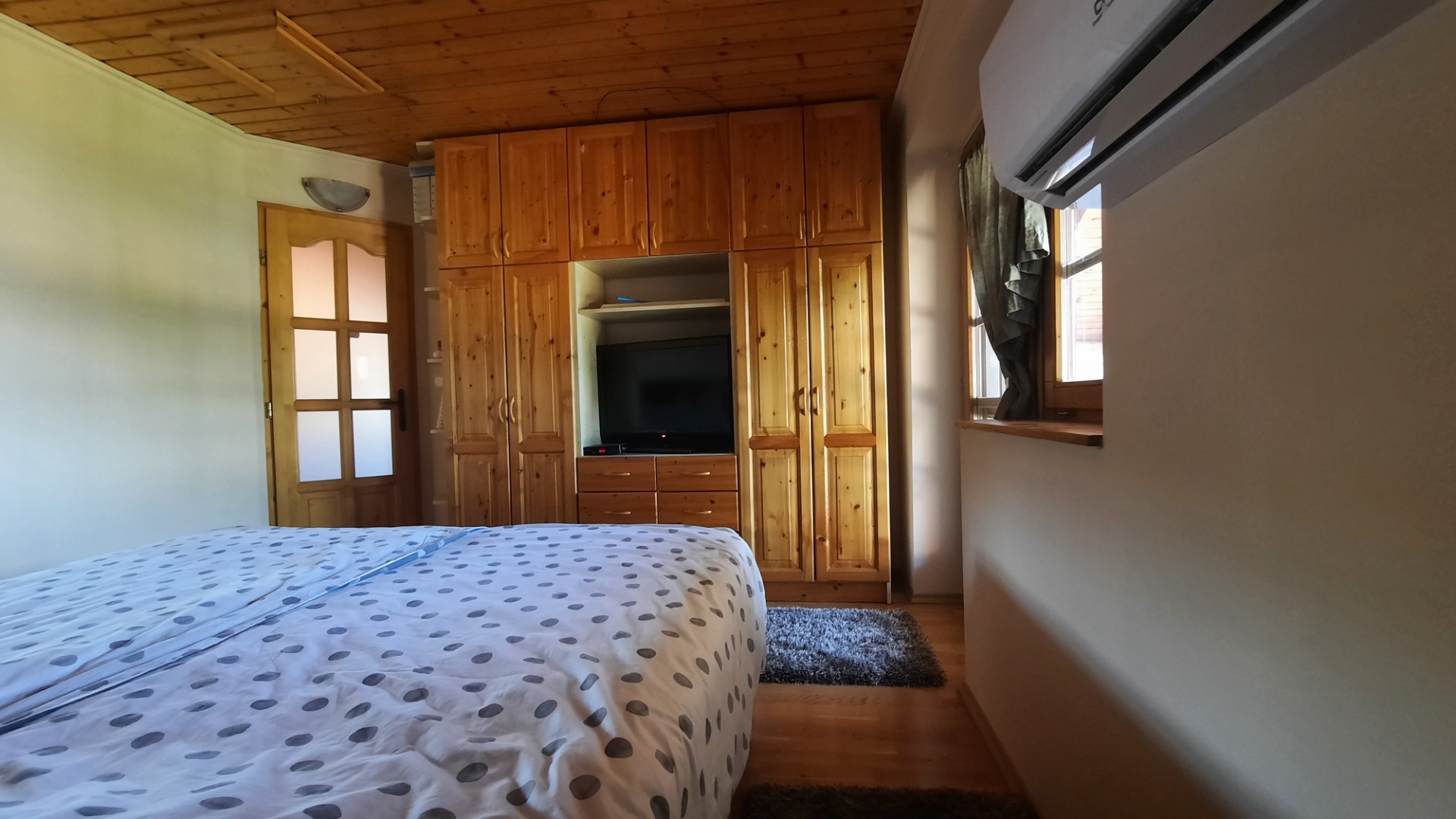 Hálószoba kétszemélyes ággyal