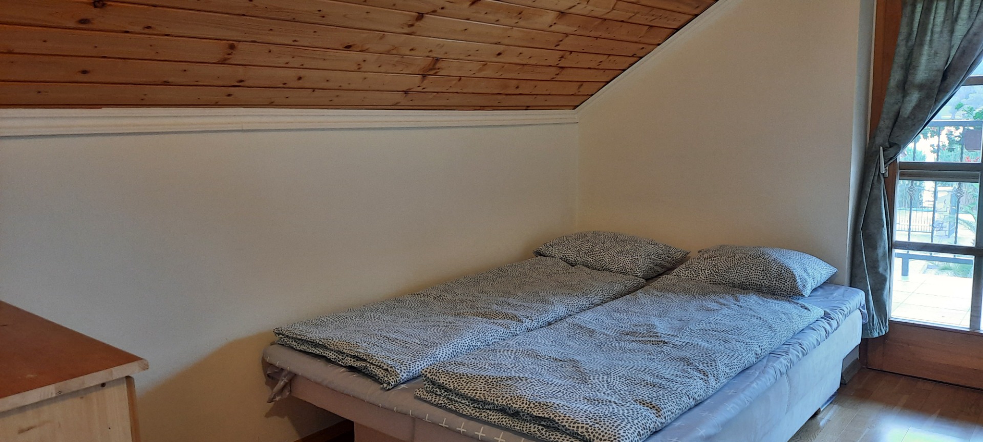 Hálószoba kétszemélyes ággyal